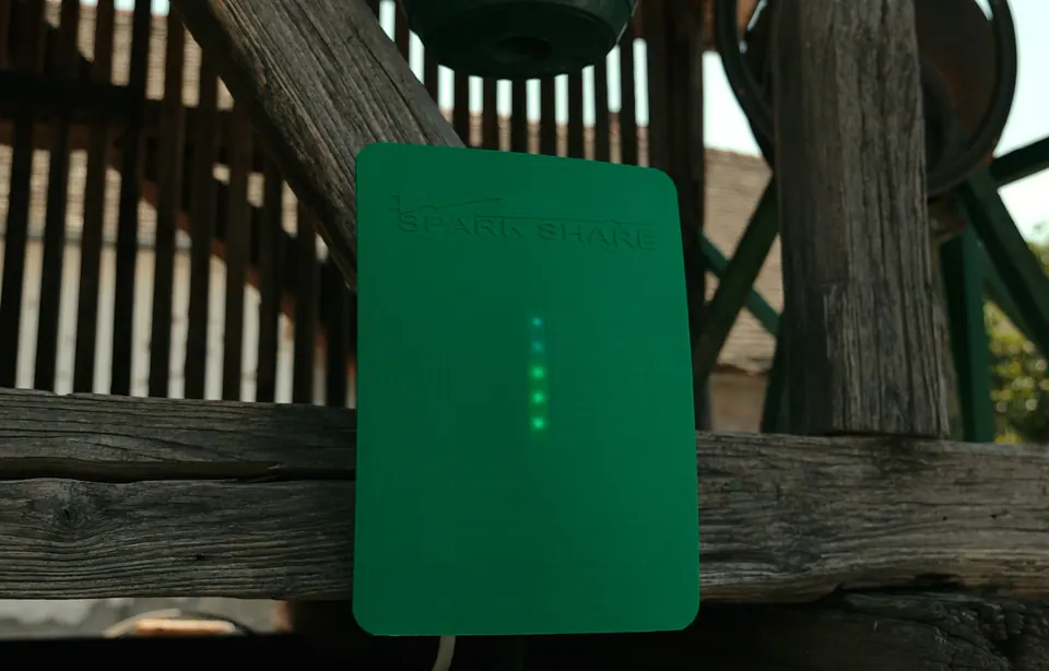 Zeleni SparkShare BOXEV s logom SparkSharea i svjetlima stanja na drvenoj gredi