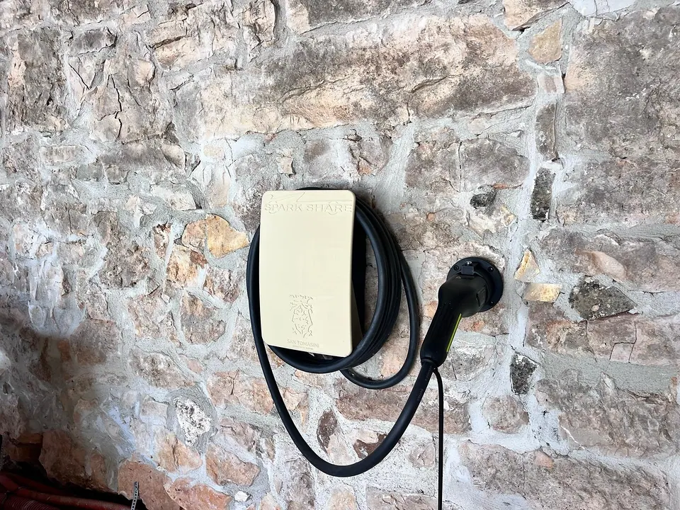 Cream SparkShare BOXEV on a stone wall